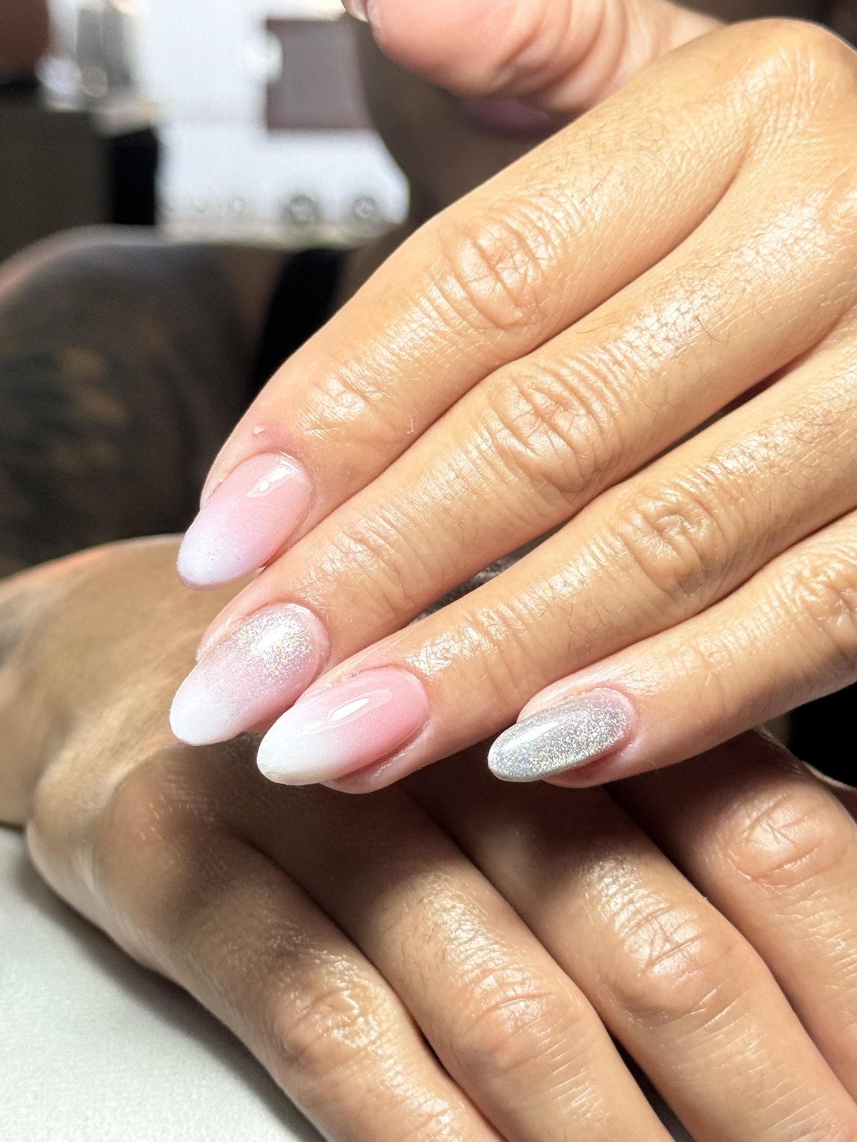 Manicura esculpida en tono nude con acabado brillante
