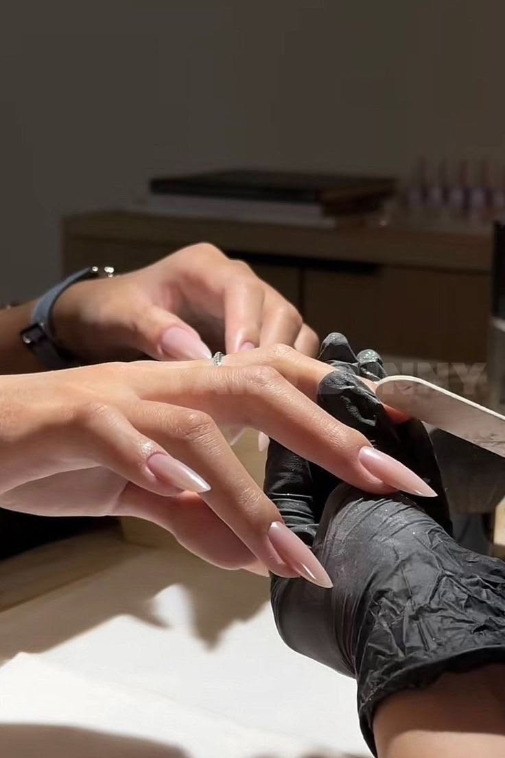 Manicura en proceso, limado profesional de uñas