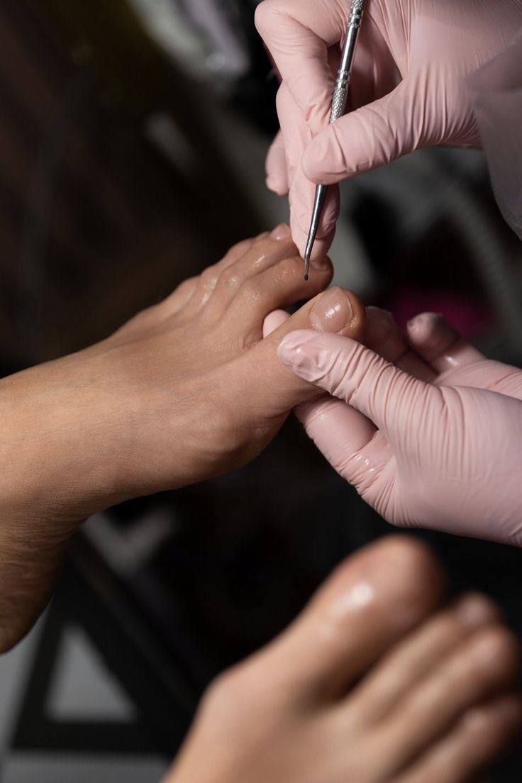 Detalle de cuidado profesional en podología