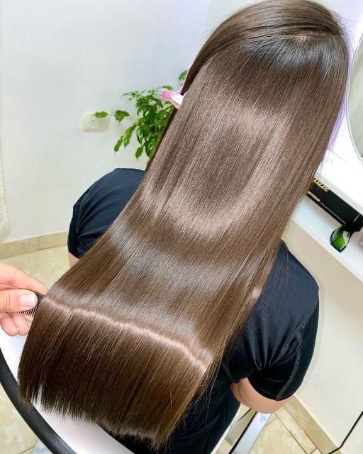 Cabello liso y brillante peinado en el salón