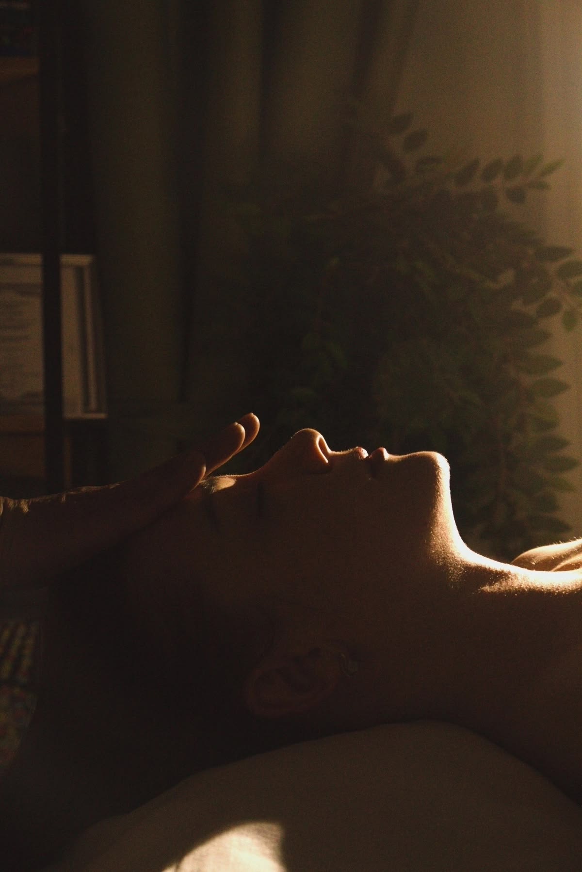 Momento de relajación durante una sesión de Reiki